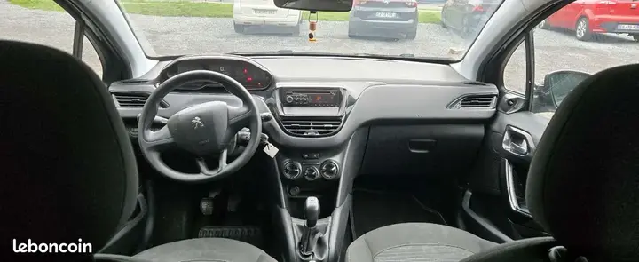Peugeot 208 2015 photo 3
