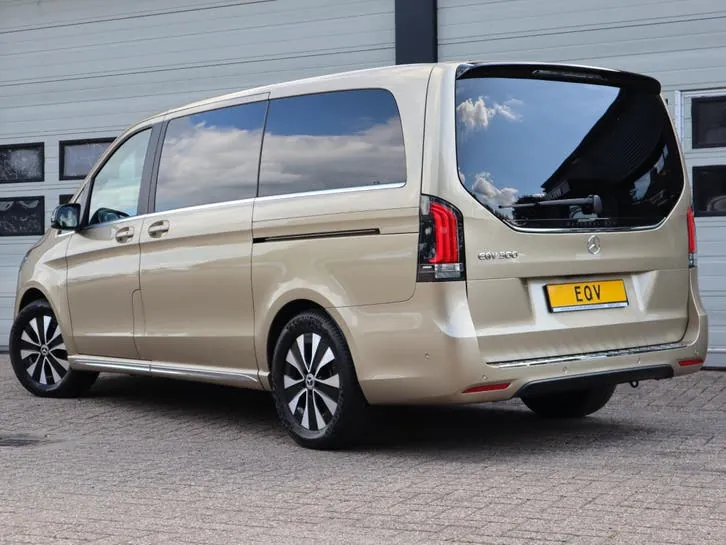 Mercedes-Benz Eqv 2024 photo 3