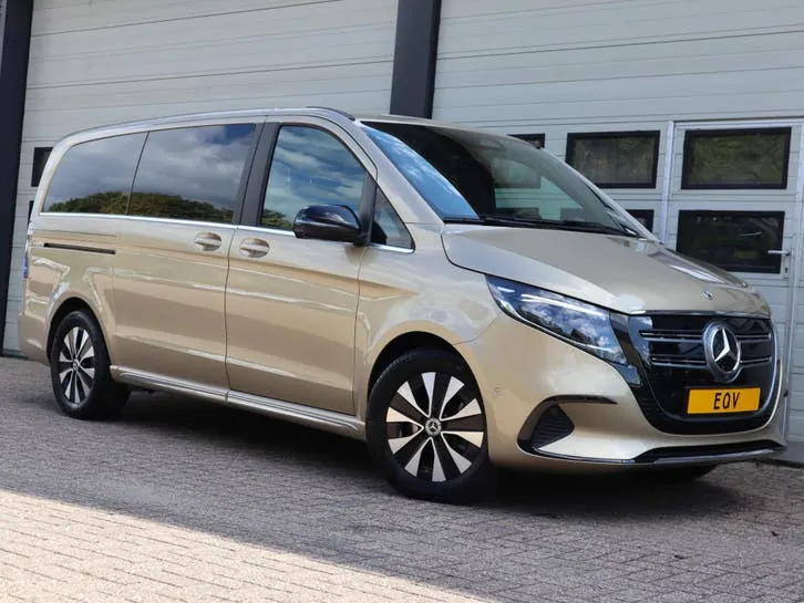 Mercedes-Benz Eqv 2024 photo 2