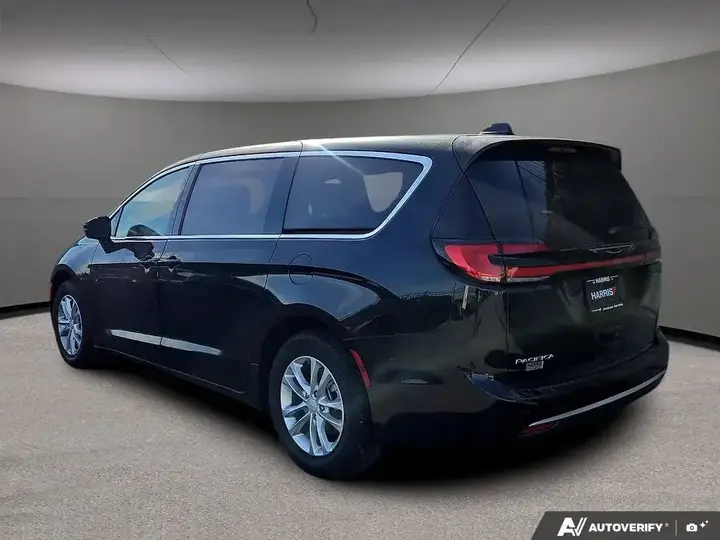 Chrysler Pacifica 2027 photo 4