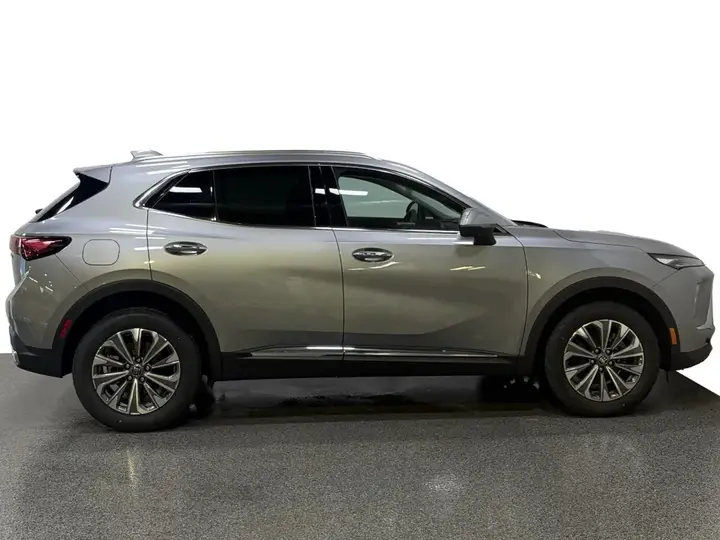 Buick Envision 2026 photo 2