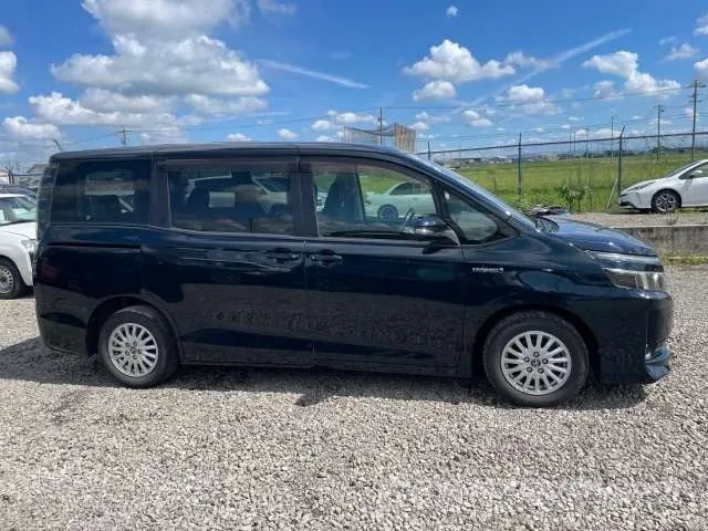 Toyota Voxy Hybrid V 2014 photo 5