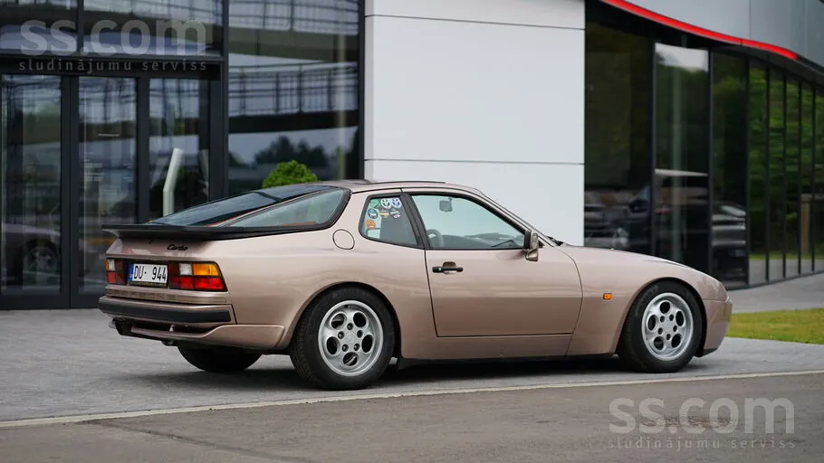 Porsche 944 1988 photo 3
