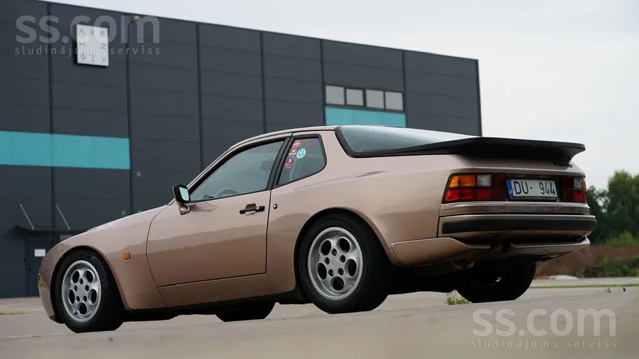 Porsche 944 1988 photo 4