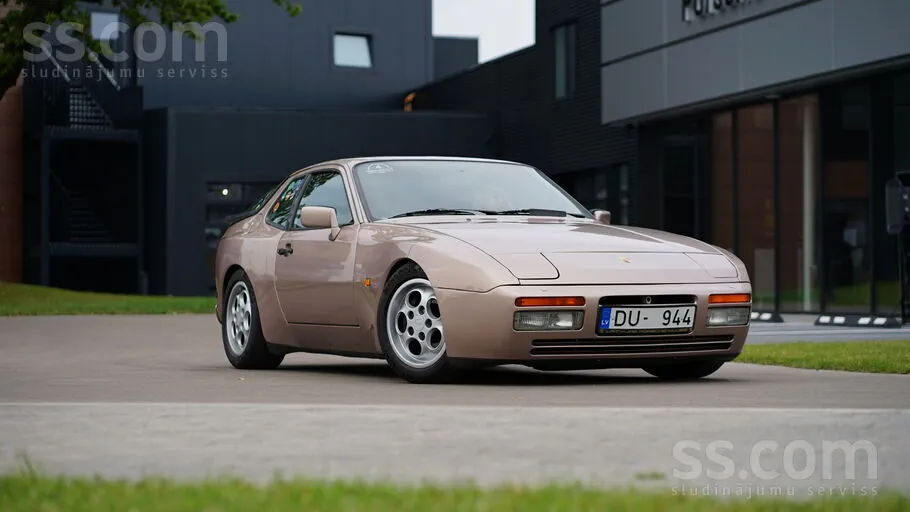 Porsche 944