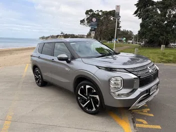 Mitsubishi Outlander 2023 photo 2