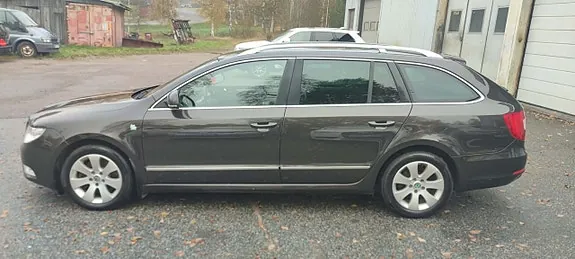 Skoda Superb 2012 photo 4