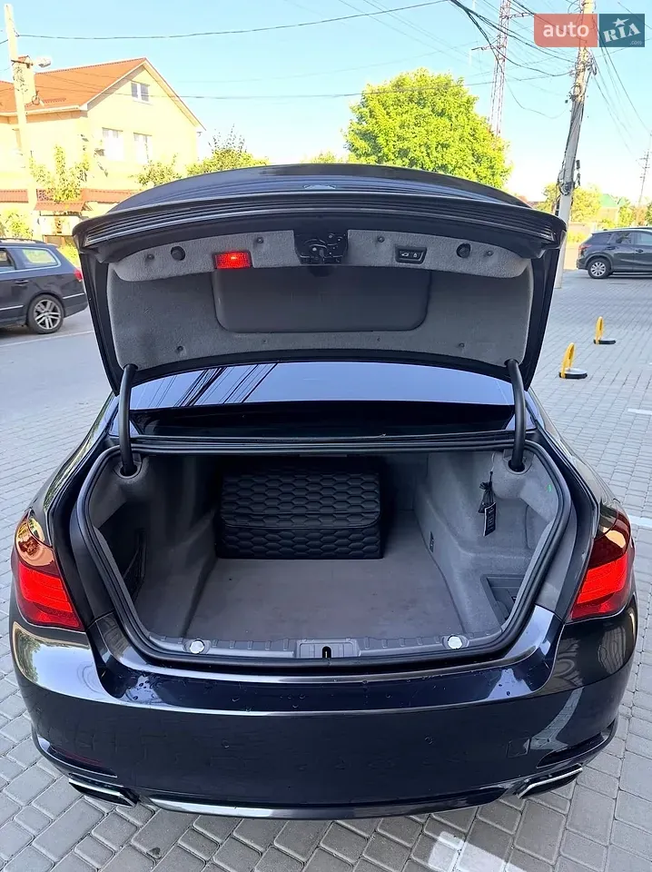 BMW 7 Series 2011 photo 2