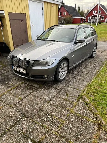 BMW 318I 2011 photo 2