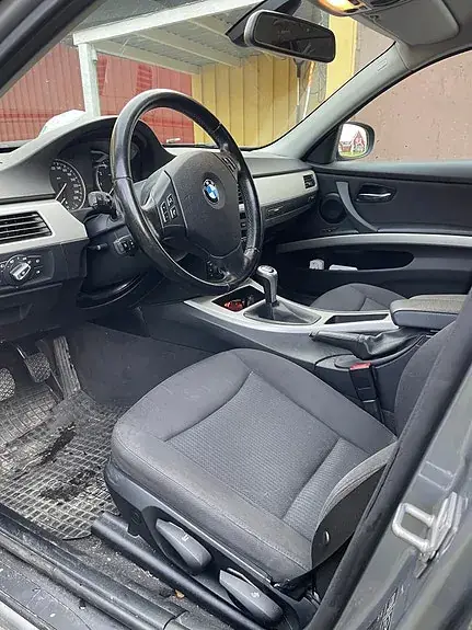 BMW 318I 2011 photo 3