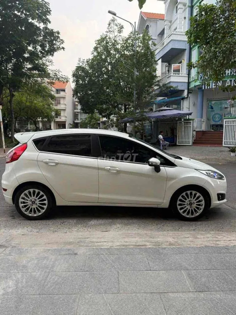 Ford Fiesta 2014 photo 2