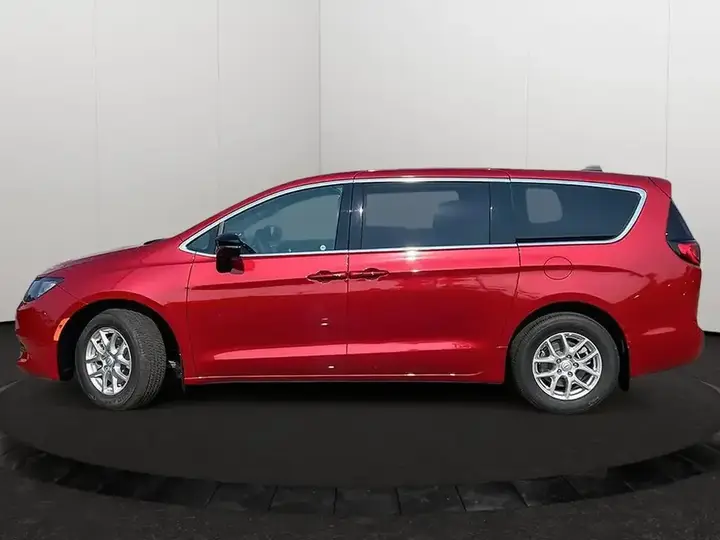 Chrysler Grand Caravan 2026 photo 2