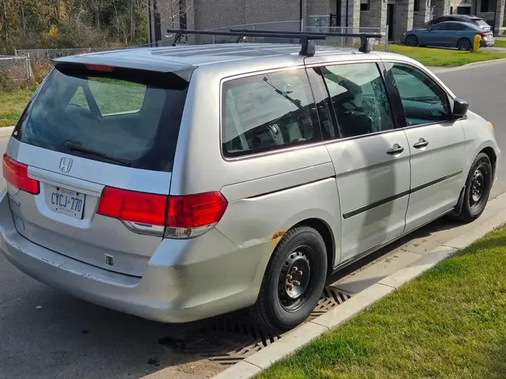 Honda Odyssey 2010 photo 2
