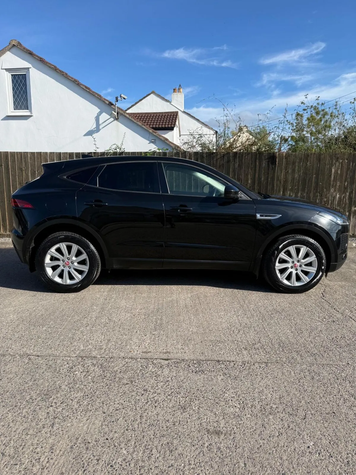 Jaguar E-Pace 2018 photo 4