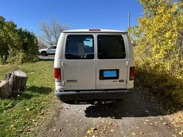 Ford E-250 2010 photo 2