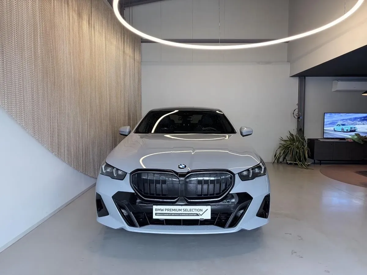BMW 5 Series 2025 photo 2