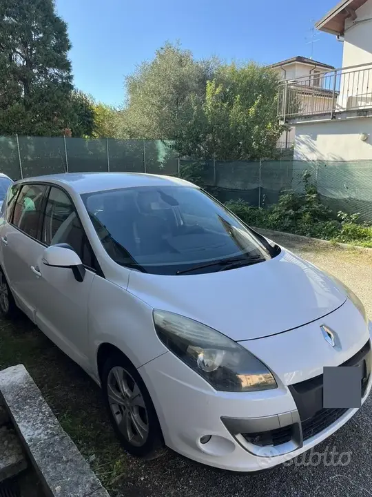 Renault Scenic 2011 photo 2