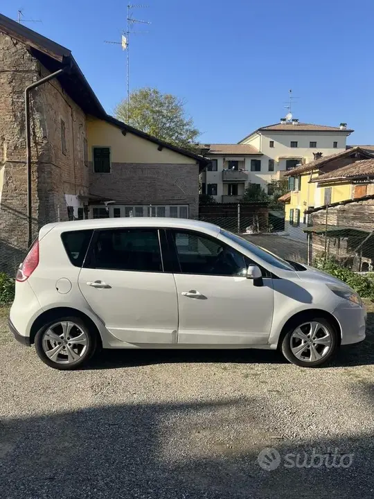 Renault Scenic 2011 photo 4