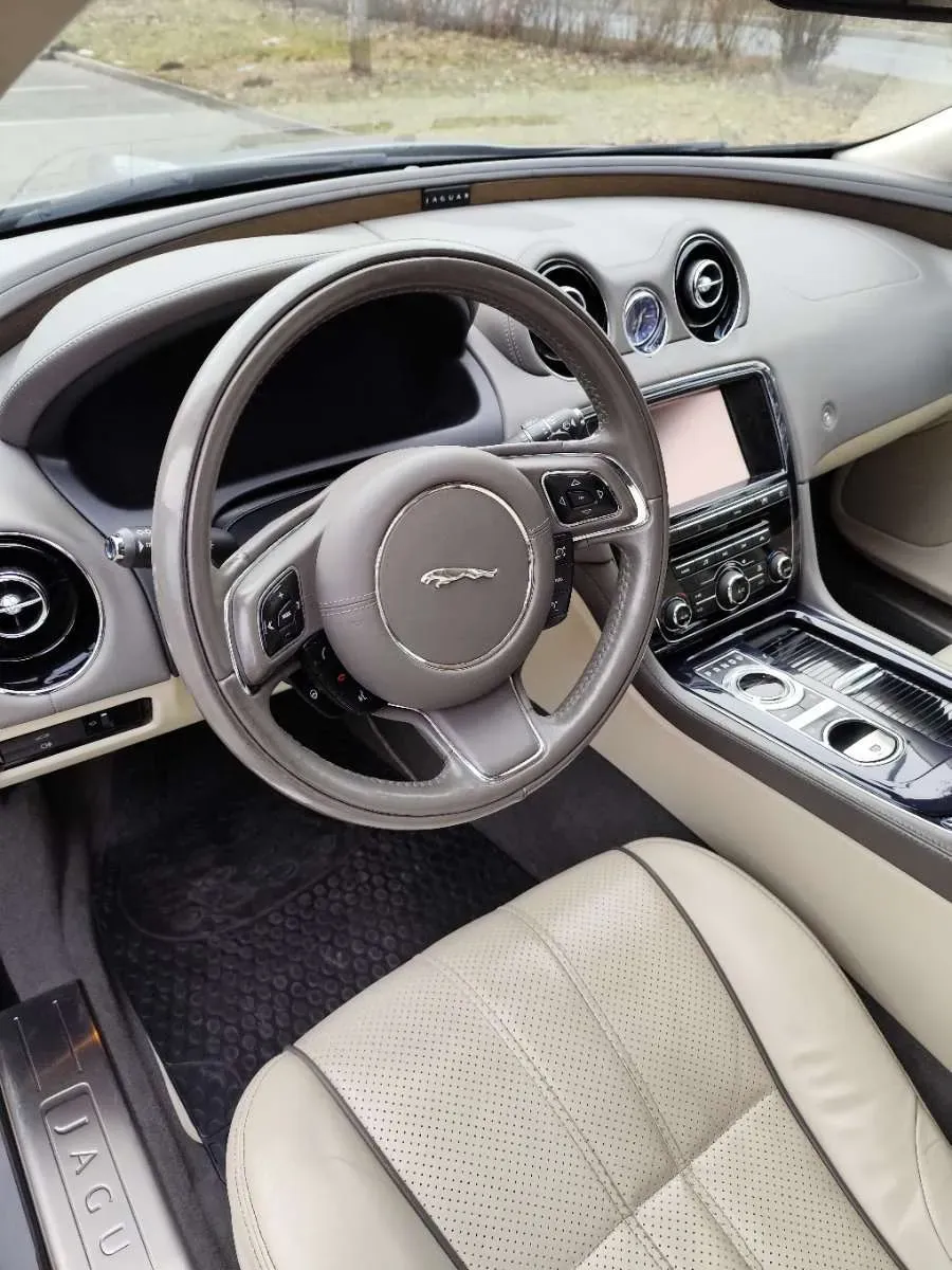 Jaguar Xj
