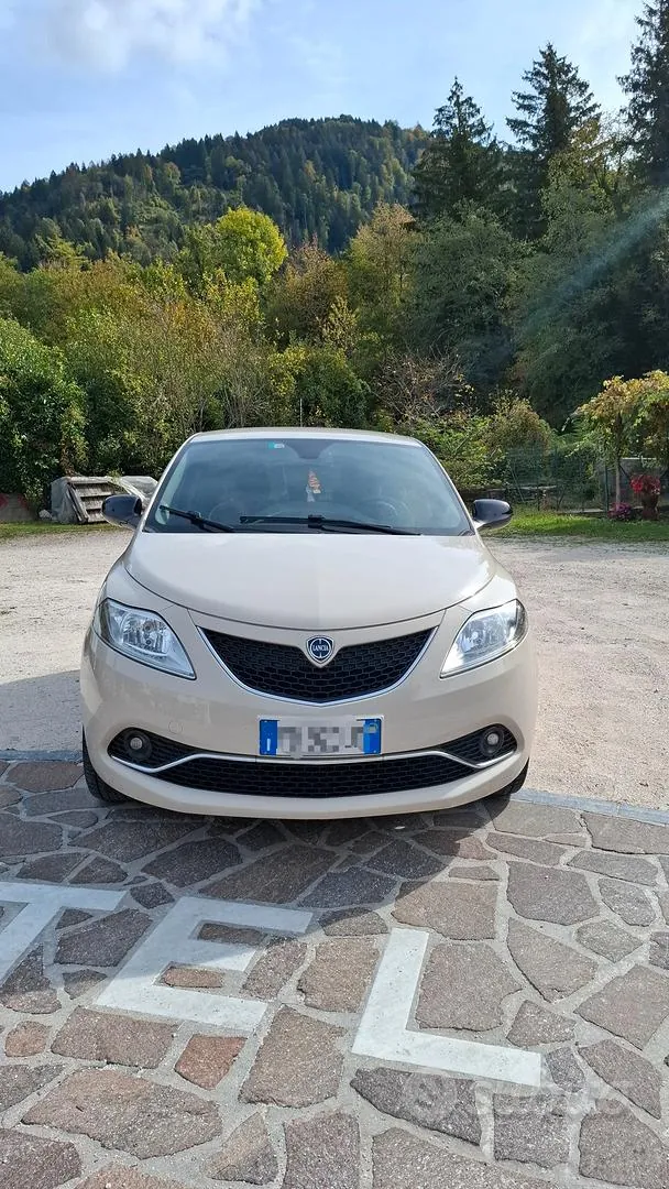 Lancia Ypsilon 2015 photo 2