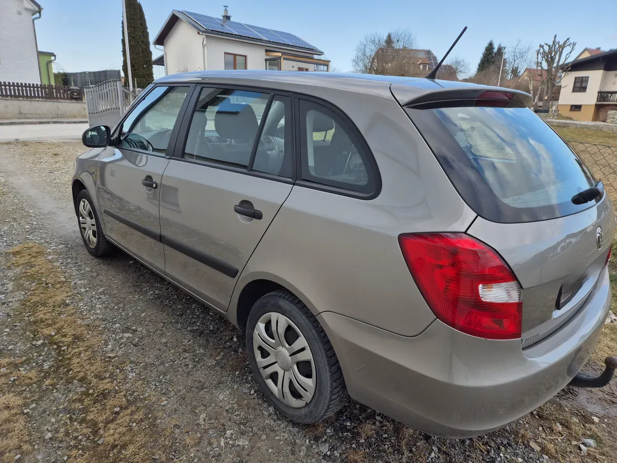 Skoda Fabia 2010 photo 2