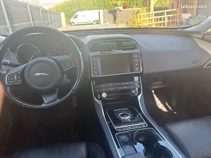 Jaguar Xe 2016 photo 3