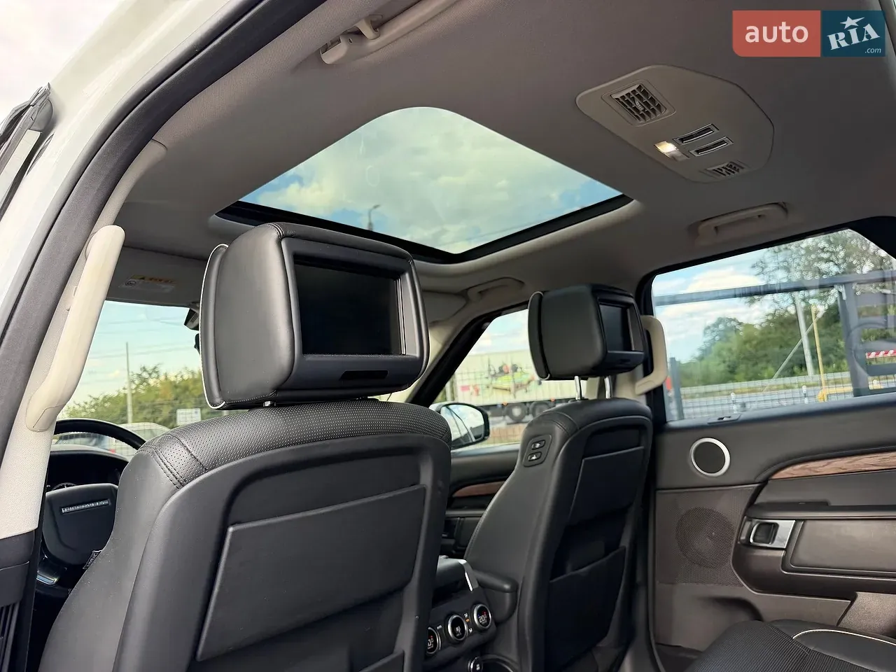 Land Rover Discovery 2018 photo 3