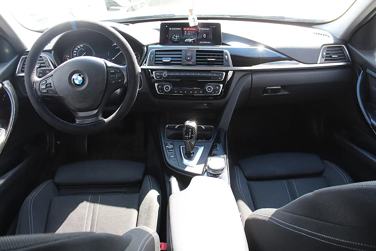 BMW 3 Series 2018 photo 2