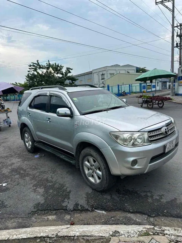 Toyota Fortuner 2010 photo 2