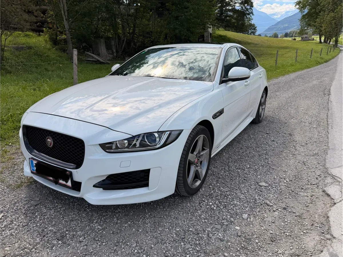 Jaguar Xe 2017 photo 2