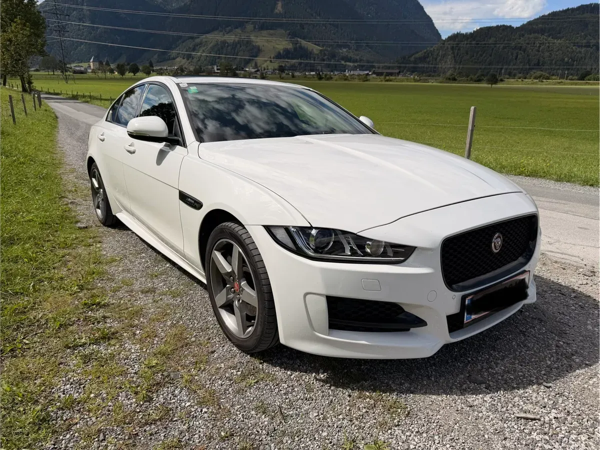 Jaguar Xe 2017 photo 3