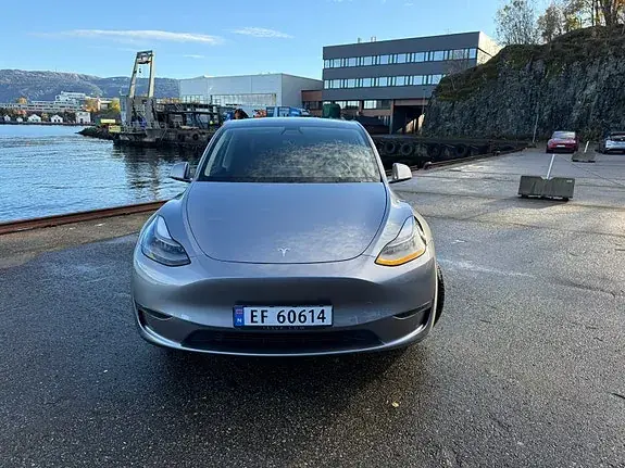 Tesla Model Y 2023 photo 2