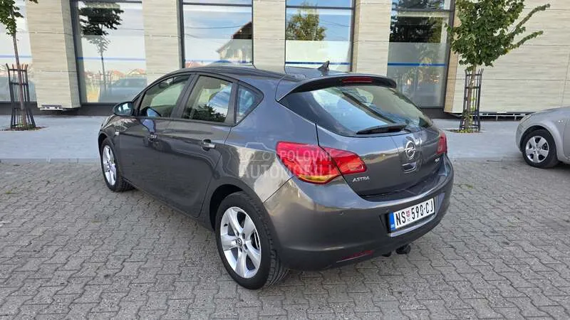 Opel Astra J 2010 photo 4