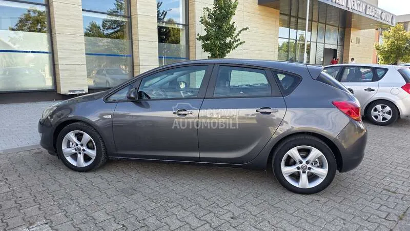 Opel Astra J 2010 photo 3