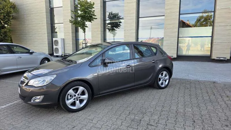 Opel Astra J 2010 photo 2