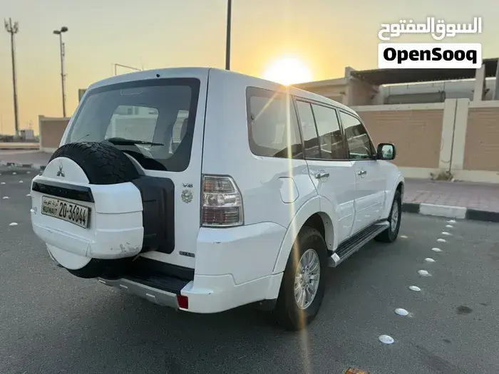 Mitsubishi Pajero 2012 photo 2