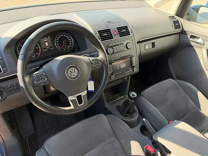 Volkswagen Touran 2011 photo 2