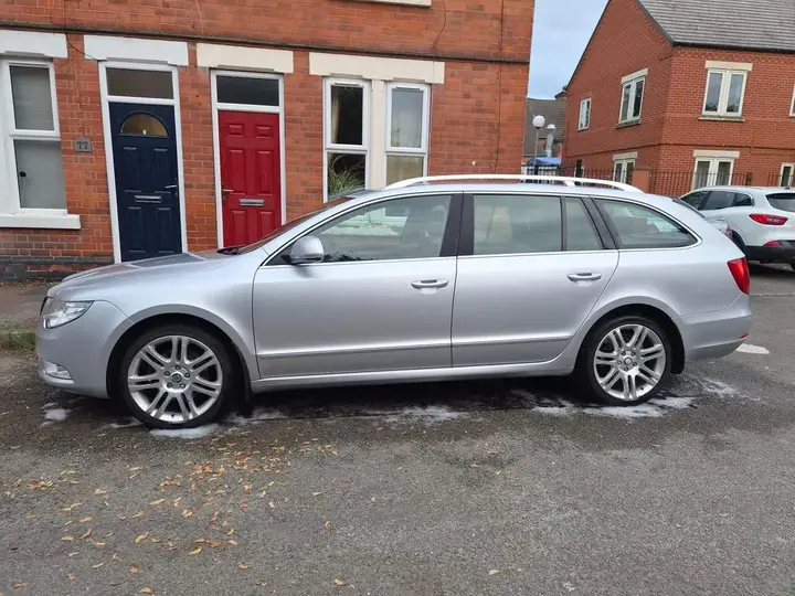 Skoda Superb 2012 photo 3