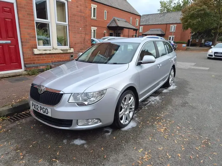 Skoda Superb 2012 photo 2