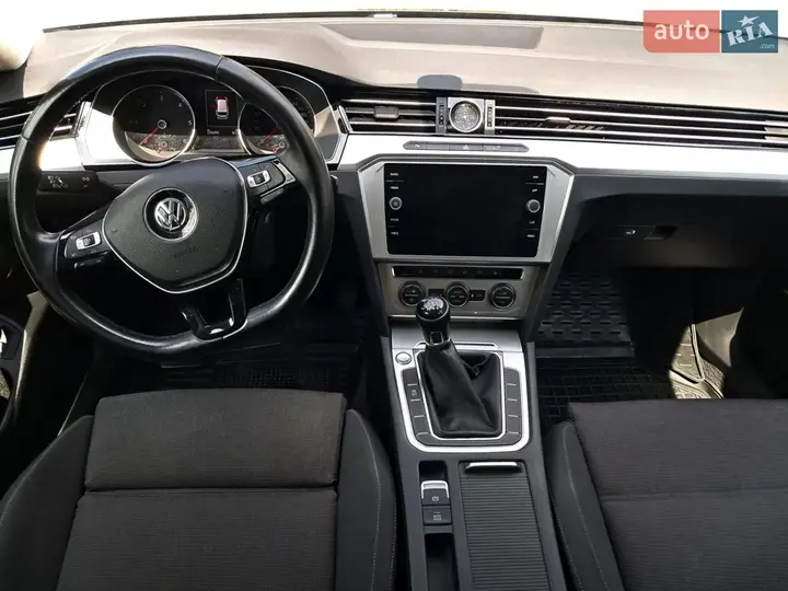 Volkswagen Passat 2018 photo 2
