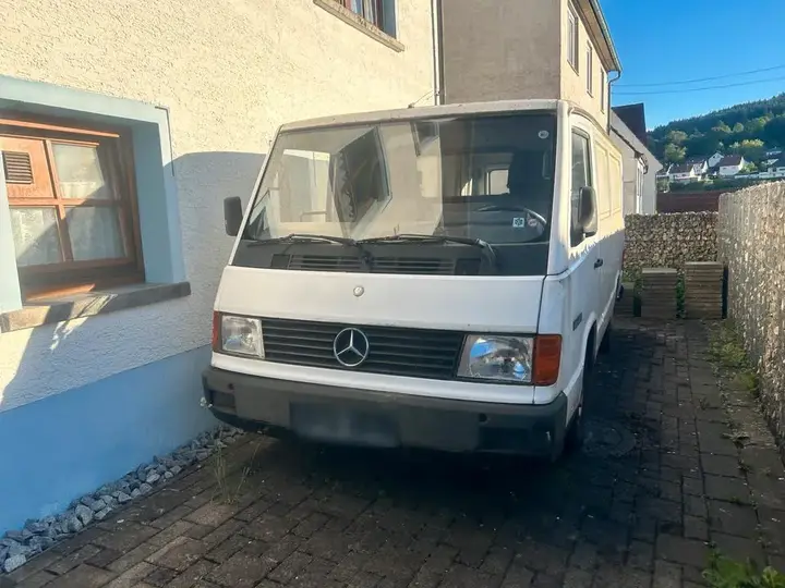 Mercedes-Benz Mb100
