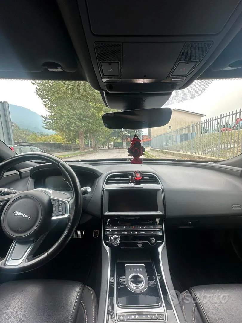 Jaguar Xe 2019 photo 5