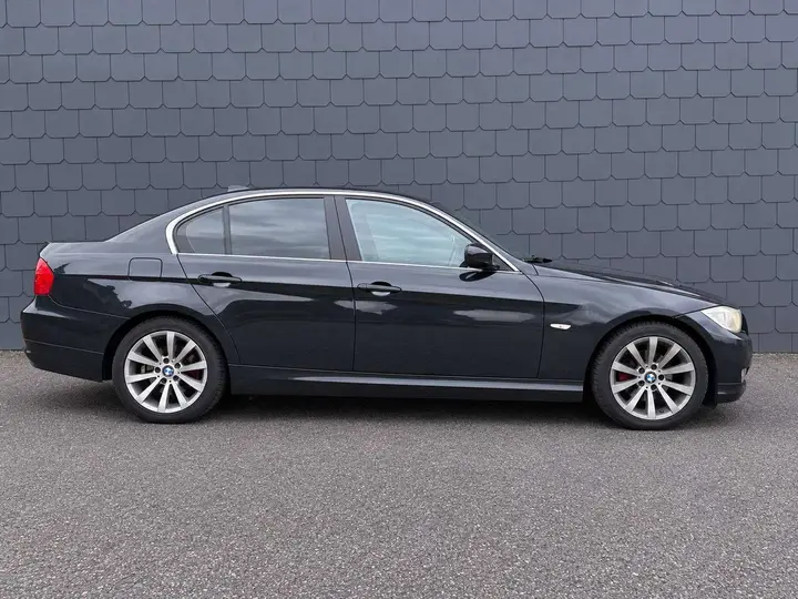 BMW 318D 2011 photo 2