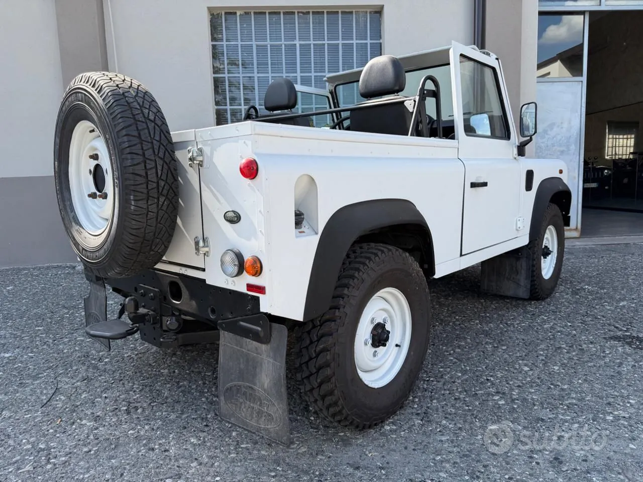 Land Rover Defender 2014 photo 4