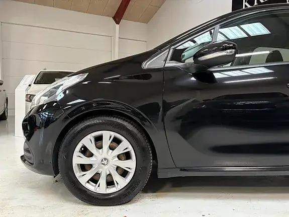 Peugeot 208 2017 photo 3