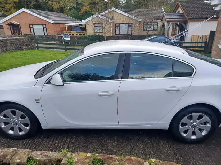 Vauxhall Insignia 2011 photo 3