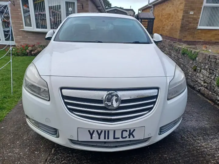 Vauxhall Insignia 2011 photo 2