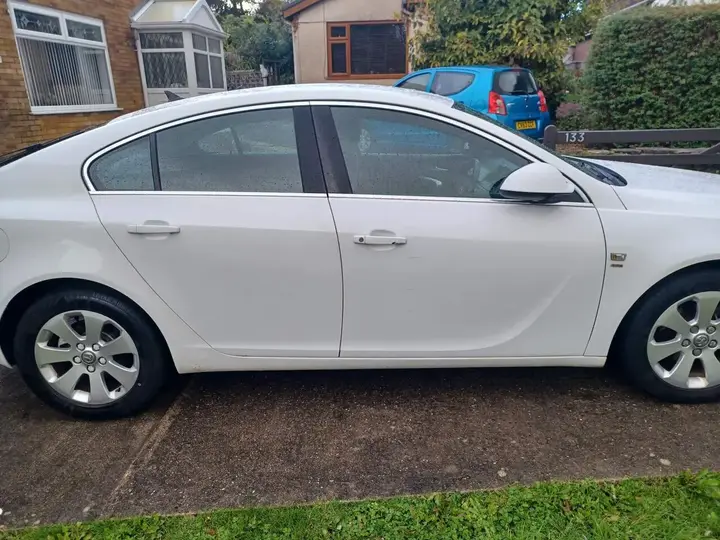 Vauxhall Insignia 2011 photo 4