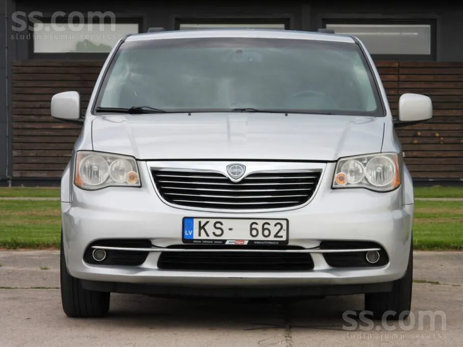 Lancia Voyager 2012 photo 3