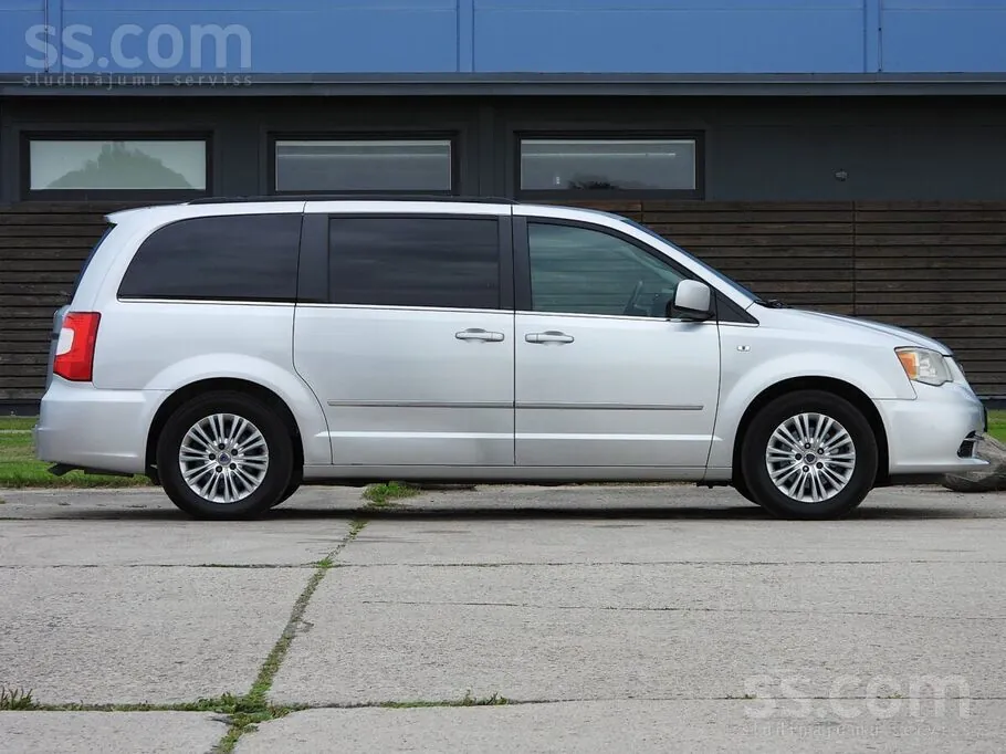 Lancia Voyager 2012 photo 4